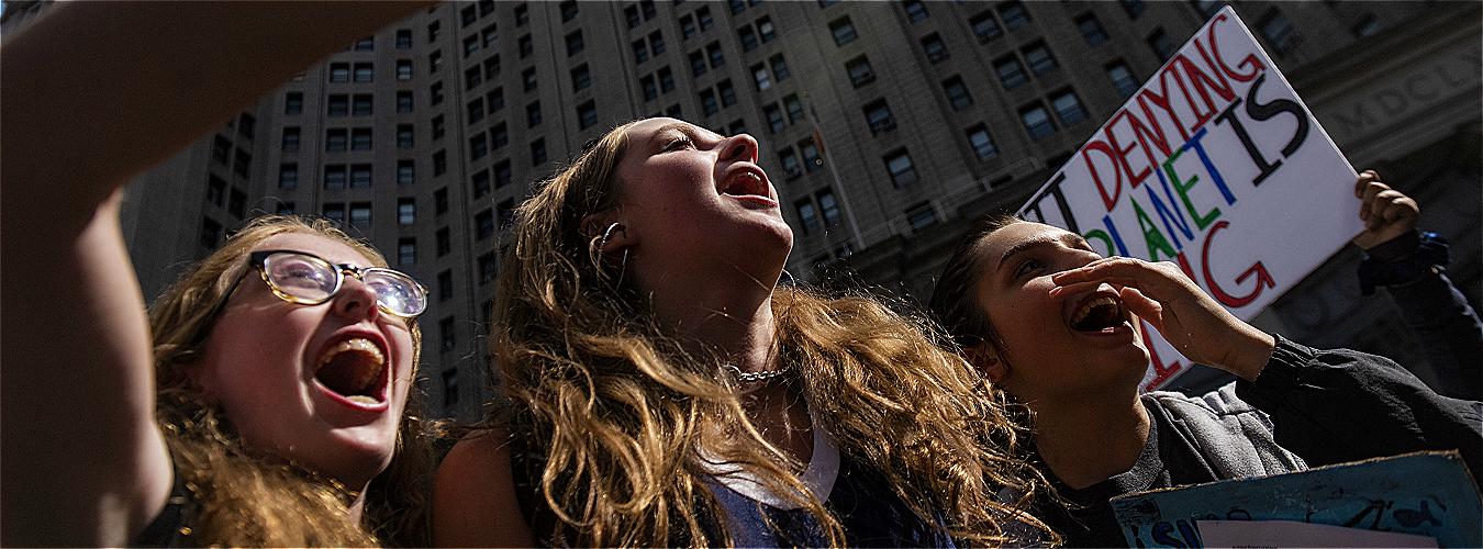 Des jeunes manifestent pour plus d'action en faveur du climat.