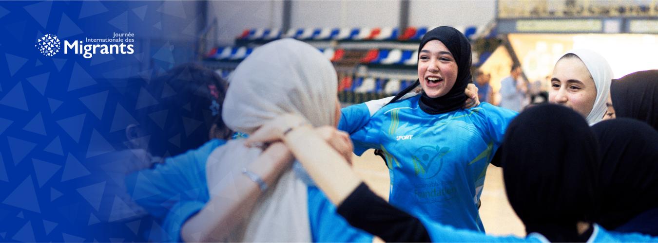 Groupe de jeunes femmes réunies en cercle, créant une atmosphère chaleureuse et positive