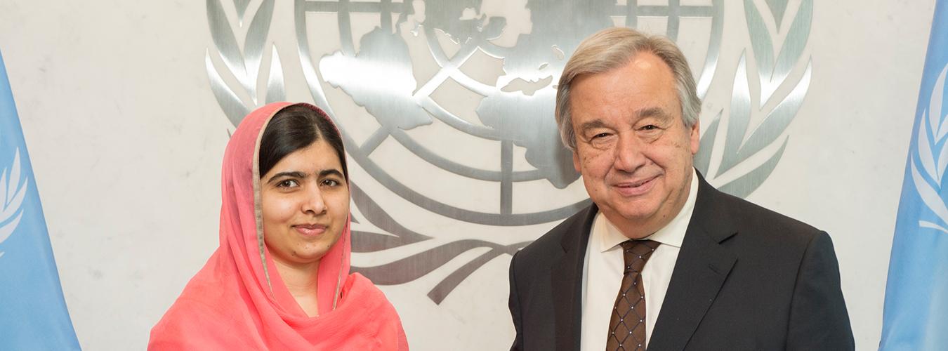 الأمين العام أنطونيو غوتيريش (اليمين) يعيّن مالالا يوسفزاي ، المدافعة العالمية عن تعليم الفتيات وأصغر حائزة على جائزة نوبل للسلام على الإطلاق ، كرسائل سلام للأمم المتحدة مع التركيز بشكل خاص على تعليم الفتيات (2017).