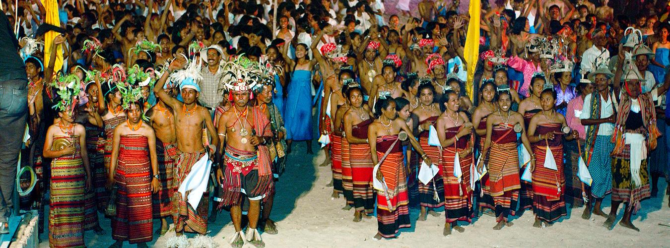 Un grupo muy grande de danza de Timor-Leste.