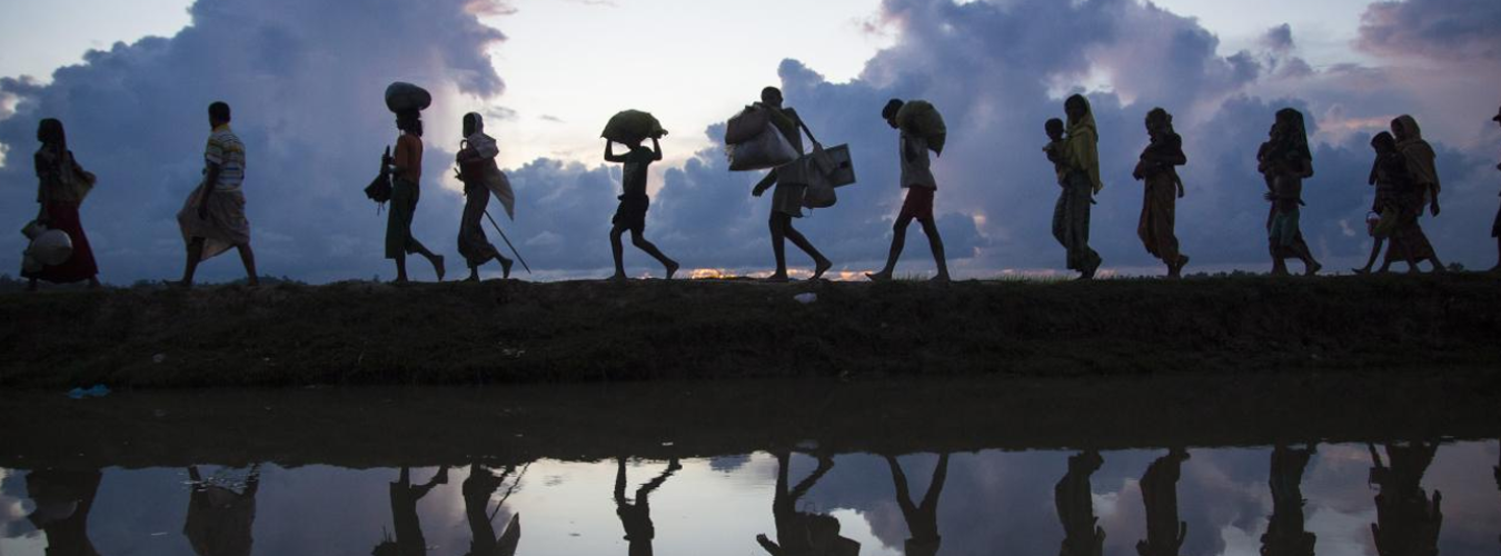 لاجئون من الروهينغا في طريقهم إلى مخيم كوتوبالونغ للاجئين بعد أن شردهم الصراع  والاضطهاد 