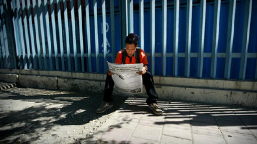 A young man in Dili, Timor-Leste, reads a local daily, the Suara Timor Lorosae, as World Press Freedom Day (3 May) approaches.