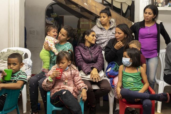 Mujeres y niños venezolanos pasan la noche en la casa de Marta Duque en Pamplona. © ACNUR/Hélène Caux