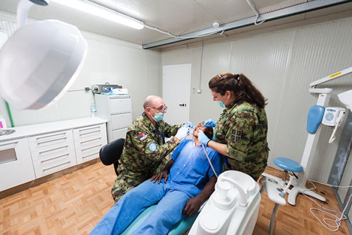 Des soldats de la paix serbes affectés à la Mission multidimensionnelle intégrée des Nations Unies pour la stabilisation en République centrafricaine (MINUSCA) fournissent des soins médicaux à l'hôpital de la MINUSCA de Bangui.