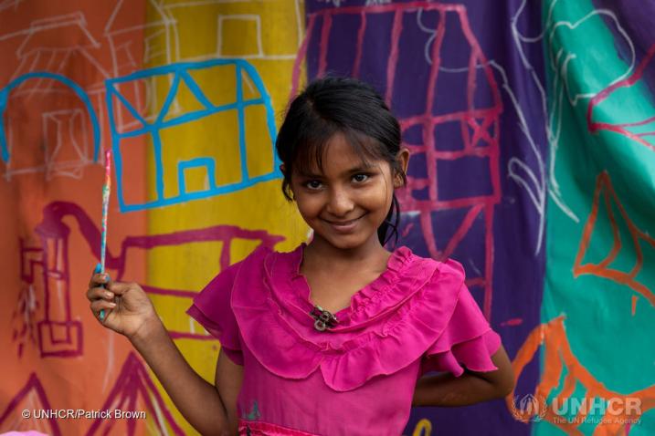 Kaisara, une réfugiée rohingya âgée de 11 ans, participe à un cours de peinture au Bangladesh avant la Journée mondiale du réfugié.