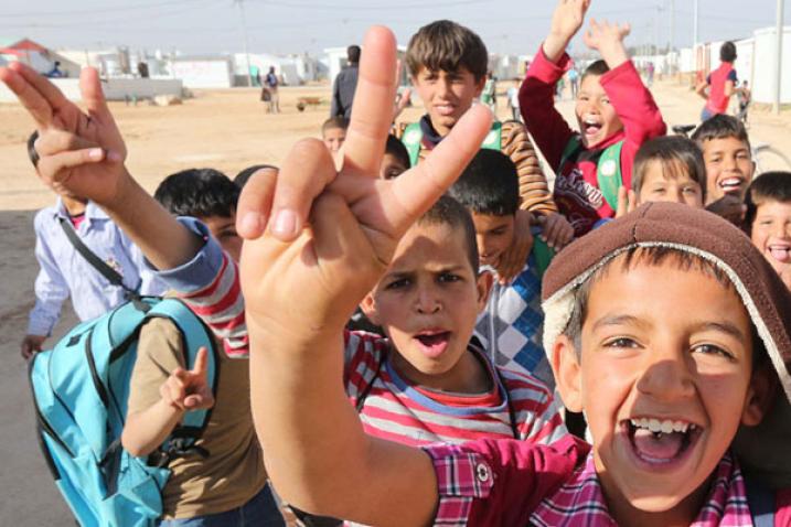 Enfants montrant le signe de la paix