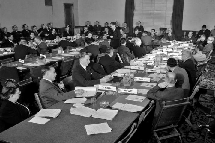Photo d'archives de délégués travaillant sur la Charte des Nations Unies.