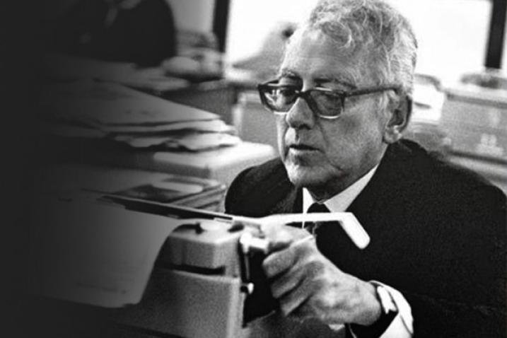 Black and white photo of Guillermo Cano Isaza at his typewriter.