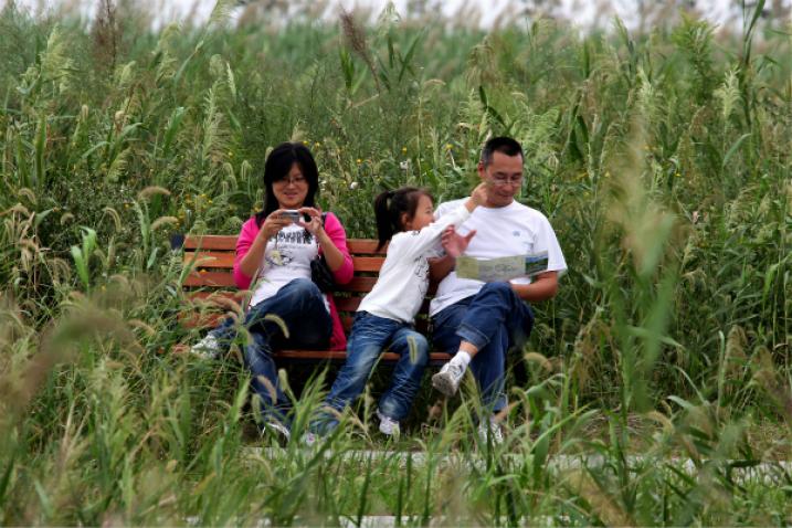 A family at Cixi wetlands.