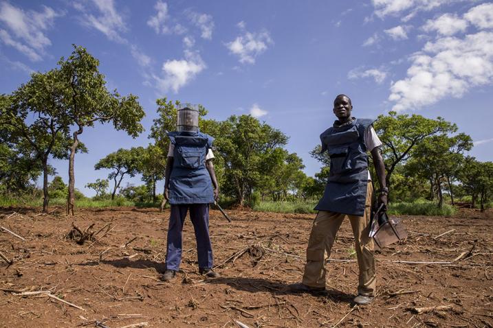 Deux membres de l'équipe UNMAS au travail pendant la mission d'assurance qualité au Soudan du Sud.