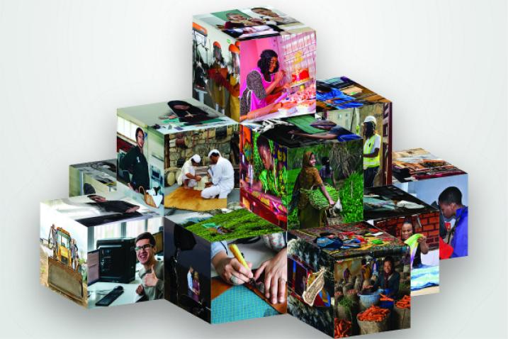Des cubes sur lesquels on voit des photos de jeunes au travail, partout dans le monde.