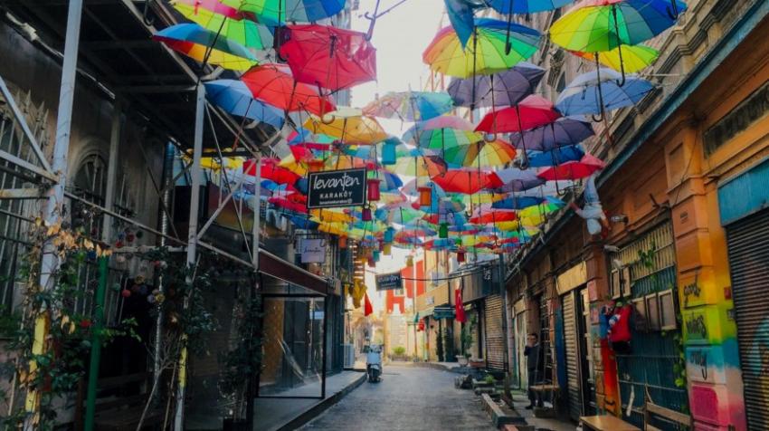 Une rue décorée par des parapluies colorés à Istanbul, en Turquie. 