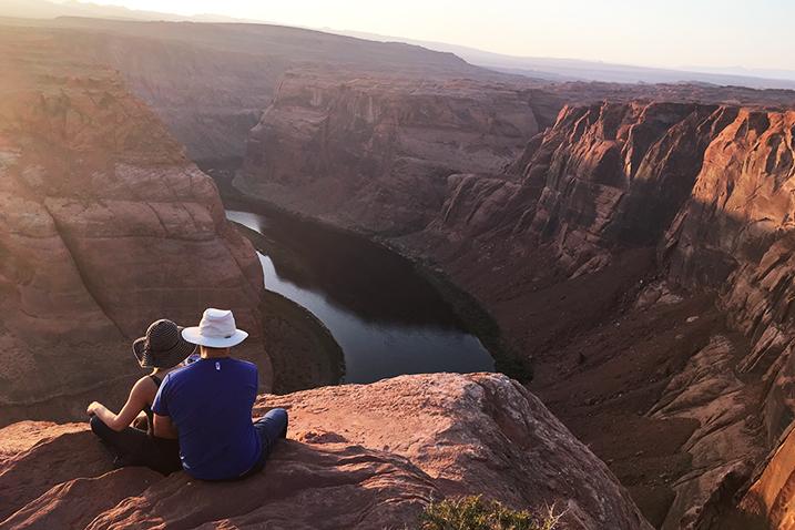 Un couple profite de la vue sur Horseshoe Bend, aux États-Unis