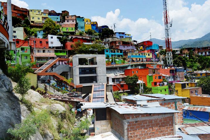 Une communauté à flanc de colline à Medellin, en Colombie.