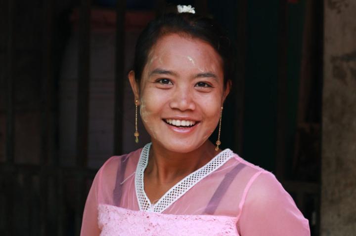 Portrait d'une femme souriant à l'objectif