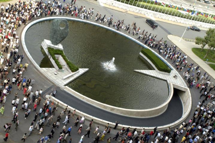 Staff at the UN Secretariat mourn their colleagues who perished in the Baghdad bombing of 2003.