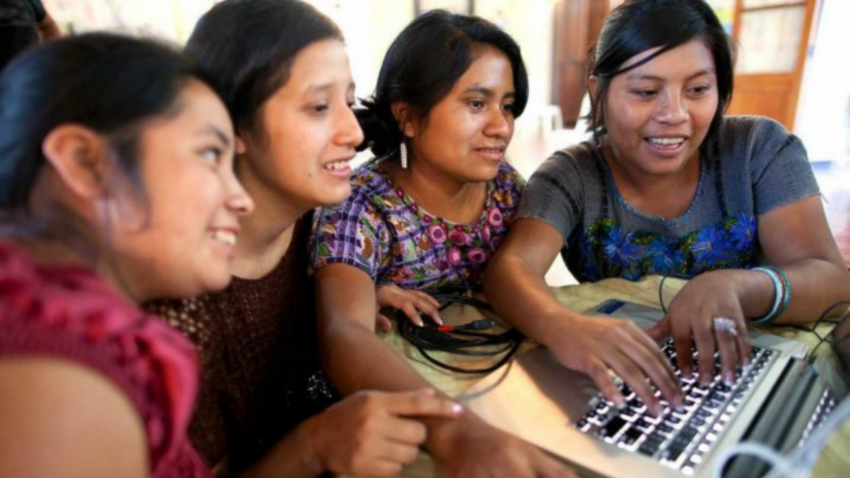 Cuatro mujeres frente a una pantalla de ordenador.