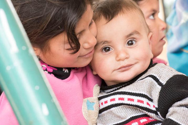 De jeunes enfants sourient