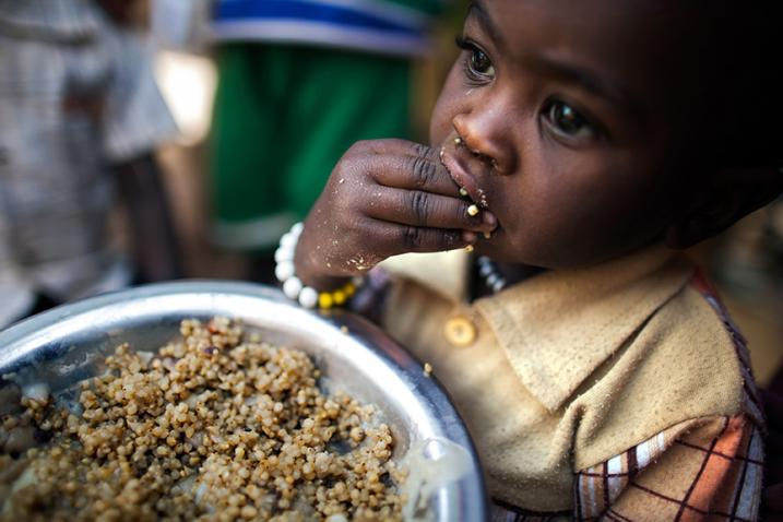 طفل يتناول وجبة غذائية في أحد مراكز توزيع الغذاء في مخيم براوندا مخصص للمشردين داخليا بالقرب من طويلة في شمال دارفور. يعيش في هذا المخيم أكثر من 8 ألف امرأة وطفل مستفيدين من برامج التغذية التي يديرها برنامج الأغذية العالمي.