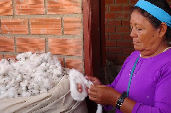 Une femme vérifie une boule de coton.