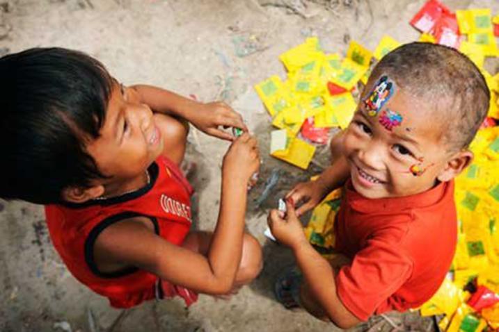 Des enfants jouent dans un bidonville de Phnom Penh, au  Cambodge.