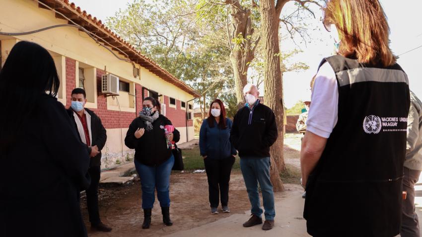 Una mujer da explicaciones a un grupo en frente de una instalación