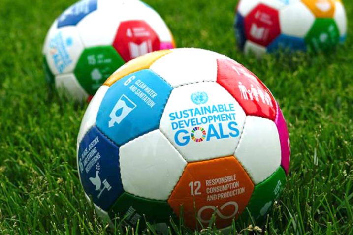 Ballon de football aux couleurs des objectifs de développement durable