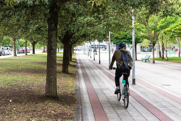 Une personne utilisant un vélo électrique public