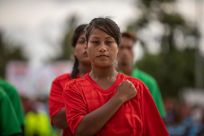 Portrait d'une femme regardant la caméra