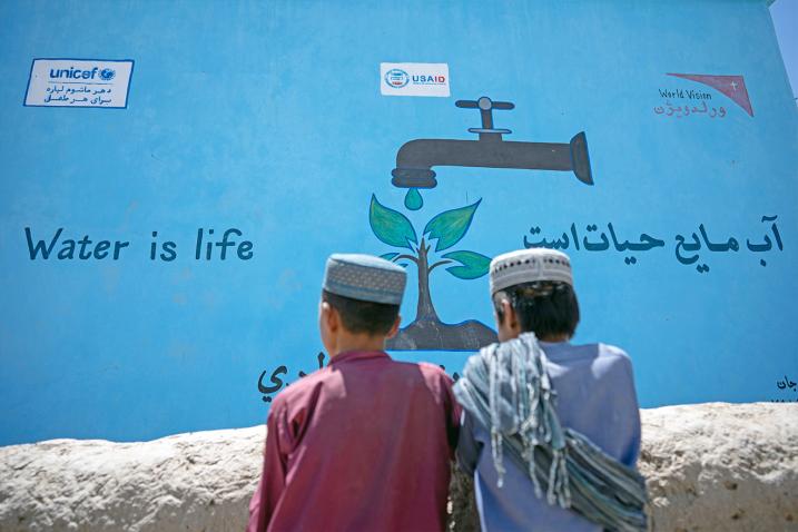 Deux garçons près d'un point d'eau financé par l'UNICEF