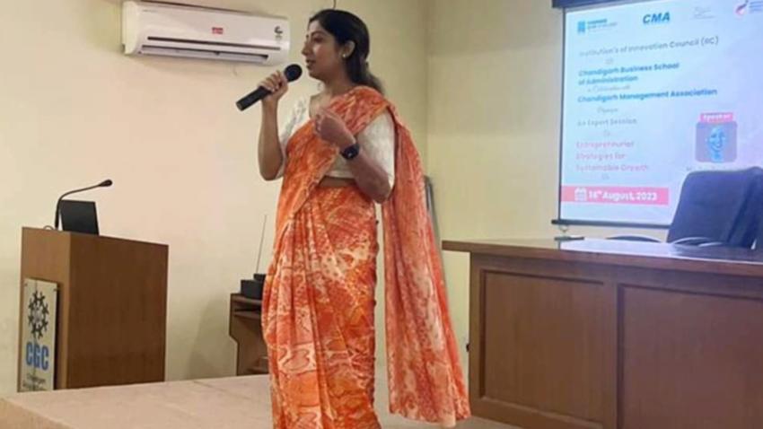 La Sra. Kanika Rajdev, fundadora y directora general de Mindcog, impartió una sesión experta titulada "Estrategias Empresariales para el Crecimiento Sostenible" en la Escuela de Administración de Negocios de Chandigarh