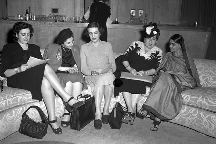 Women working together 