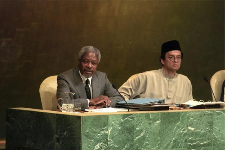 Secretary-General Kofi Annan addresses the Special Session. Razali Ismail is to the right.