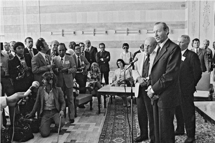 Kurt Waldheim holds a press conference in the VIP room at Otopeni airport.
