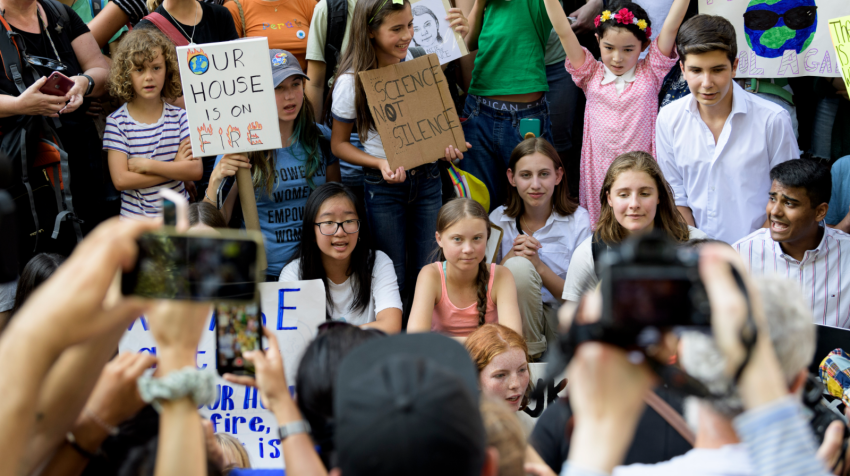 Greta Thunberg entourée de militants pour l'action climatique