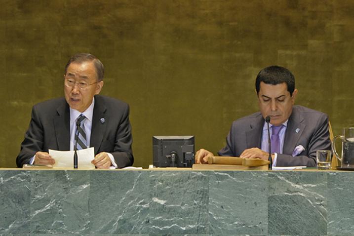 Secretary-General Ban Ki-moon addressing the meeting with two officials to the right.