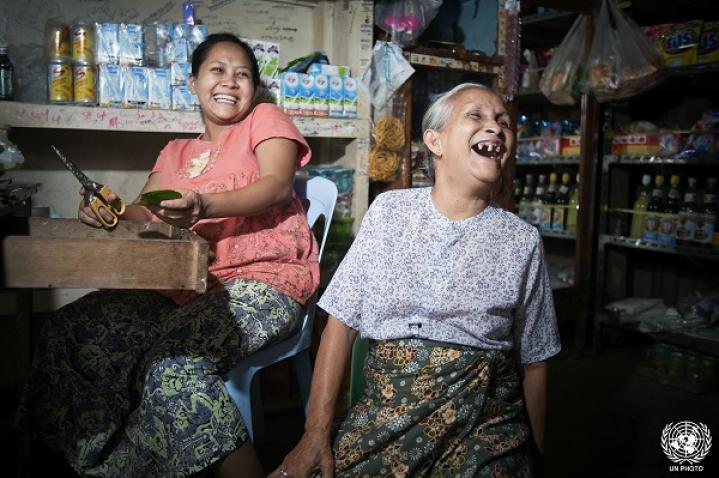 Une femme âgée rit avec des membres de sa famille à Tachilek, au Myanmar.