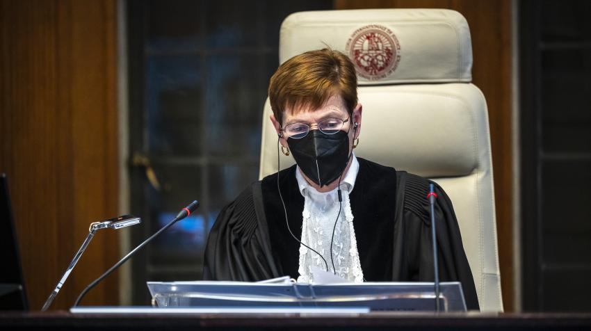 Судья Джоан Э. Донохью, председатель Международного суда (МС), председательствует на публичных слушаниях, состоявшихся 15 марта 2021 года. © ICJ-CIJ/Frank van Beek. Любезно предоставлено МС. Все права защищены.
