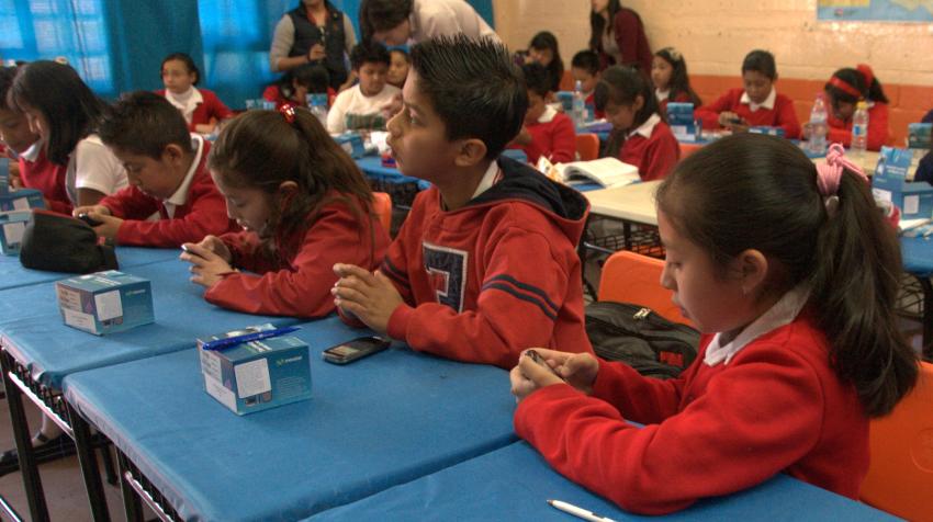 Ученики начальной школы на уроке математики в рамках программы «Мати-Тек» в Санта-Фе, Мехико, 20 марта 2012 г. Talento Tec. Wikimedia Commons.