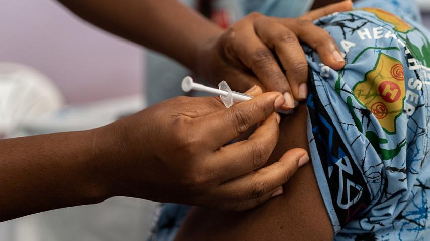 加纳于2021年3月1日发起全国2019冠状病毒病疫苗接种活动，一名医生在阿克拉里奇医院接种了一剂阿斯利康与牛津合作研发的疫苗。医务人员、老年人和患慢性疾病的人优先接种疫苗。世界卫生组织，知识共享署名-非商业性使用-相同方式共享3.0政府间组织许可协议授权
