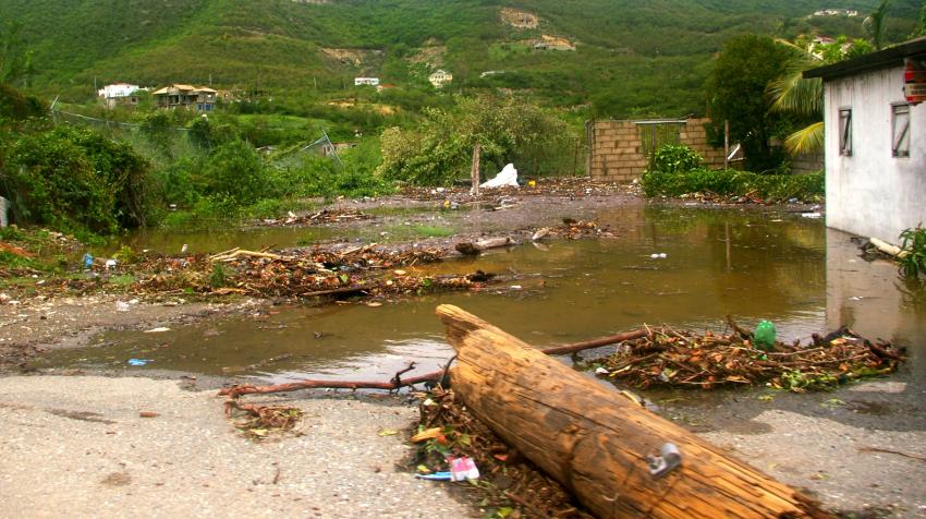 الخسائر التي حدثت في منطقة بول باي بجاميكا من جراء الإعصار دين (2007).