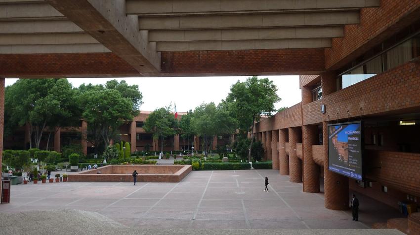 Главный кампус Ибероамериканского университета в Санта-Фе, Мехико, 6 апреля 2013 г. Joao Gabriel, CC BY-SA 3.0.