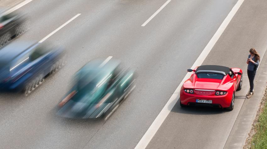 يمكن للمركبات التي تعاني من عطل أو حالة طوارئ أن تتوقف في حارة الطوارئ؛ قد تشكل هذه الحارات نفسها مخاطر على حركة المرور.  Wikimedia Commons