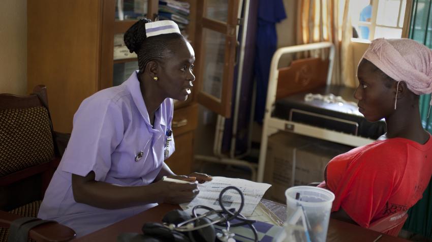 Sia Sandi, estudiante para matrona en la Facultad de Obstetricia de Masuba, Makeni, en prácticas en el Hospital Regional de Makeni, del distrito de Bombali, Sierra Leona, agosto de 2013. UNFPA/Abbie Trayler-Smith 