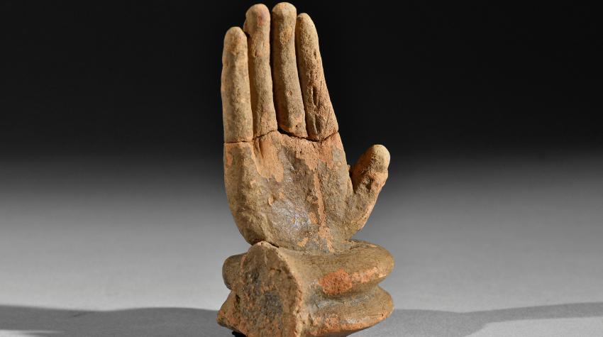 Hand, Bura-Asinda-Sikka, Niger, 3rd–11th century, Terracotta Institut de Recherches en Sciences Humaines, Université Abdou Moumouni de Niamey, Niger (AC3 BRK 85). © Photo Maurice Ascani. www.photographe-niger.com.