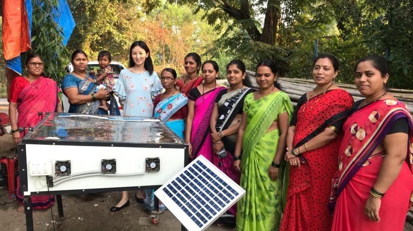 La autora (la tercera desde la izquierda) posa con miembros del grupo de autoayuda Om Sai, que está desarrollando negocios de catering, decoración de bodas y producción agrícola, entre otros, utilizando paneles solares en India. ©Esuna Dugarova