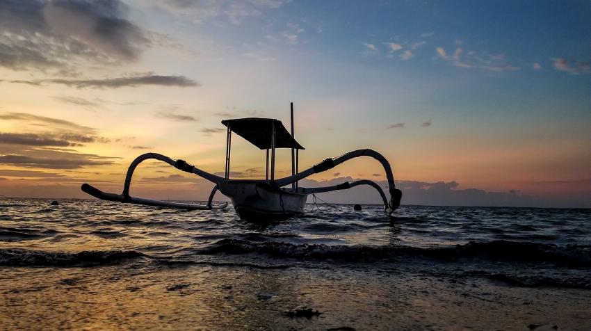 قارب عنكبوتي على شاطئ في دينباسار، بالي، حزيران/ يونيو 2018.Ajit Rana ©