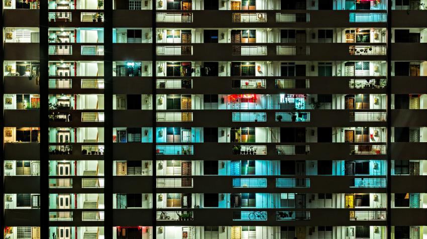 Квартиры и балконы ночью, 2014 год. Pexels