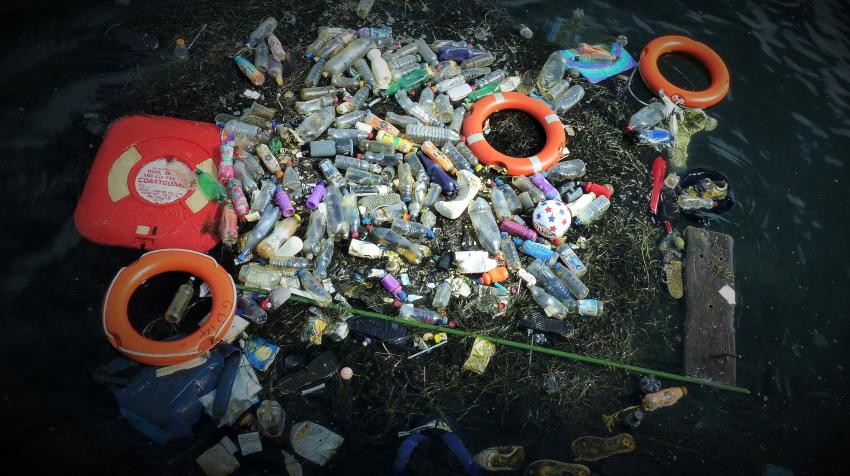威尔士加的夫湾的塑料垃圾和其他塑料碎片，摄于2015年。知识共享署名-非商业性使用-相同方式共享2.0/Charos Pix