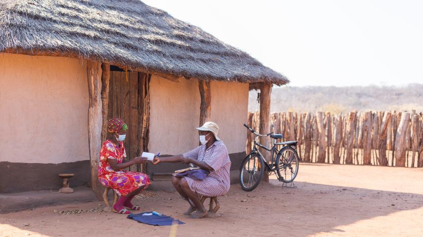 يعمل العاملون في مجال الصحة المجتمعية المستخدمين للدراجات في هوانج، زيمبابوي، على تقليل أوقات سفرهم وزيادة زيارات المرضى.  Mana Meadows/World Bicycle Relief